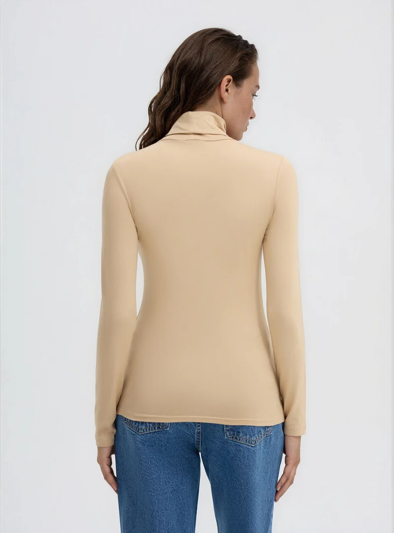 T-shirt a maniche lunghe con collo alto