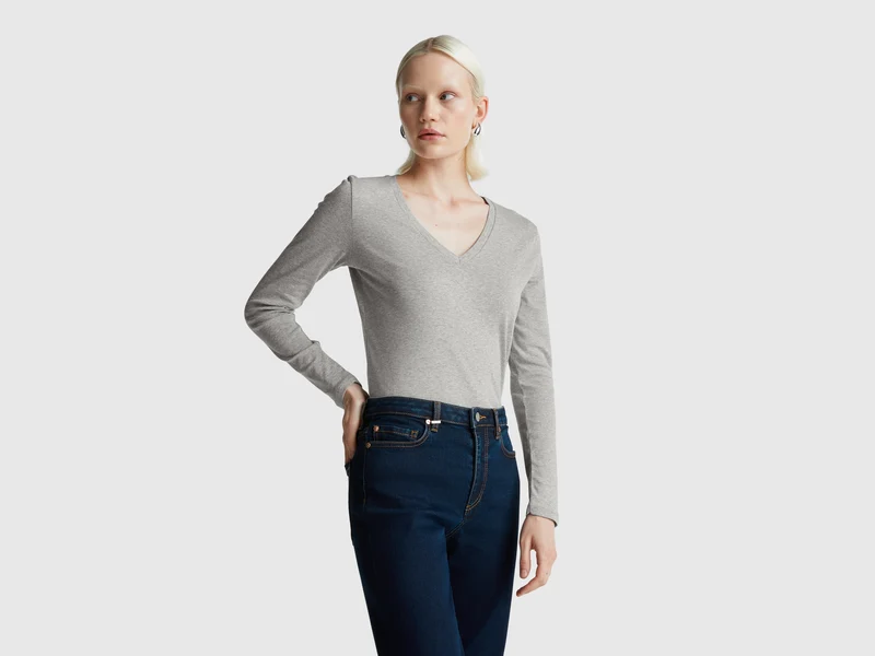 T-shirt grigio mélange con scollo a V