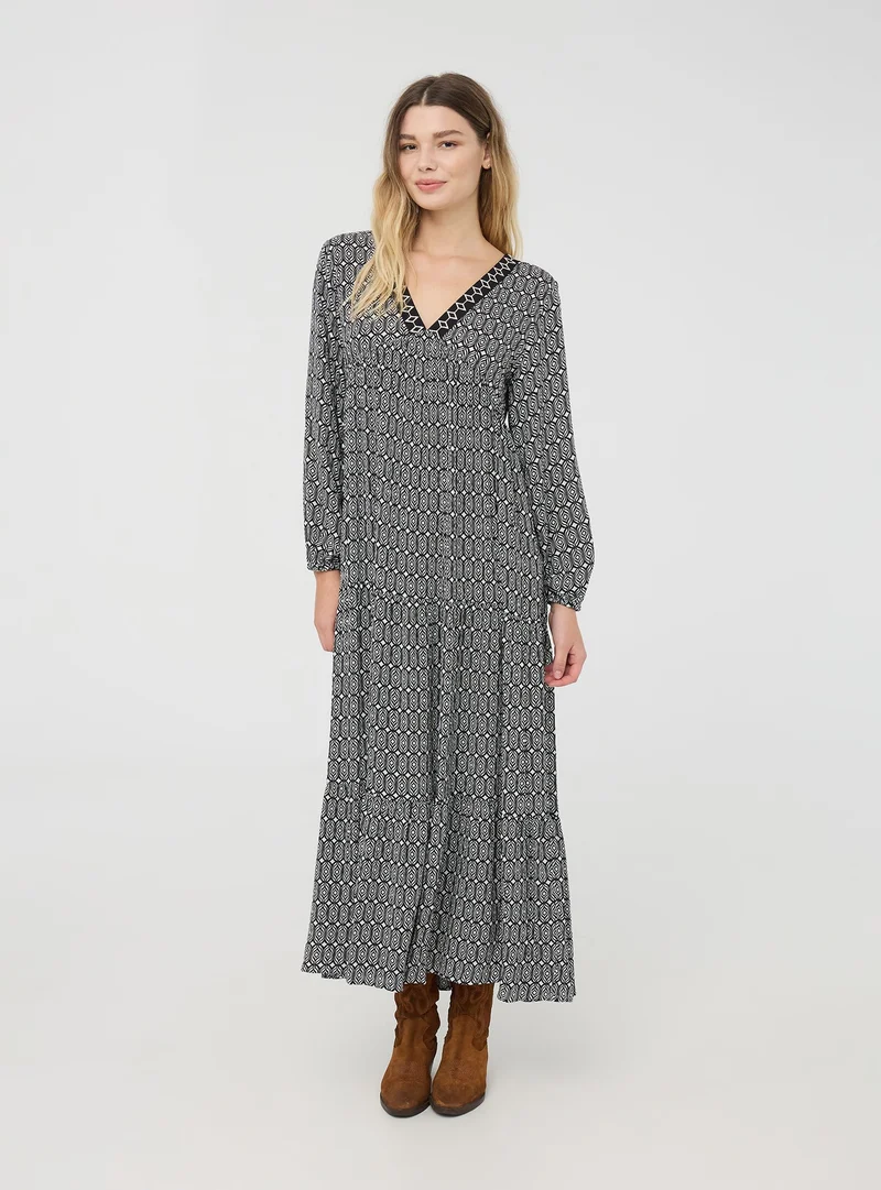 Vestito lungo con maniche lunghe a fantasia