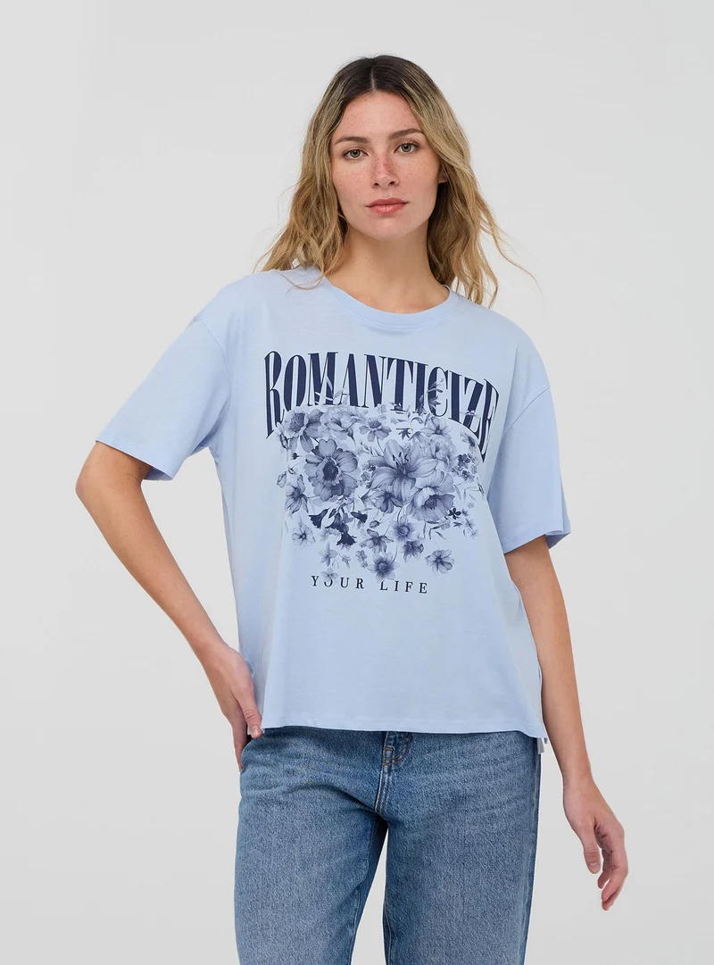 T-shirt ampia con spacchi e stampa
