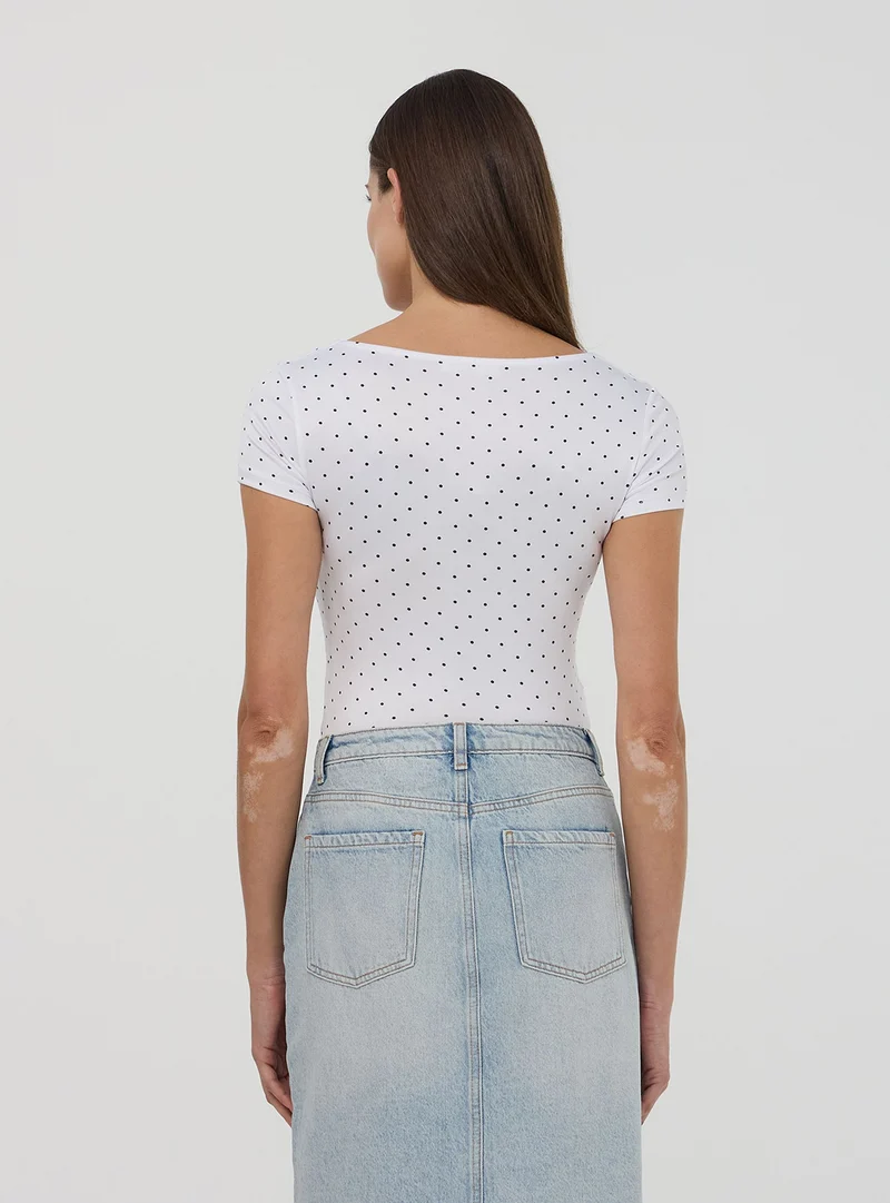 T-shirt elasticizzata a pois con scollo ampio