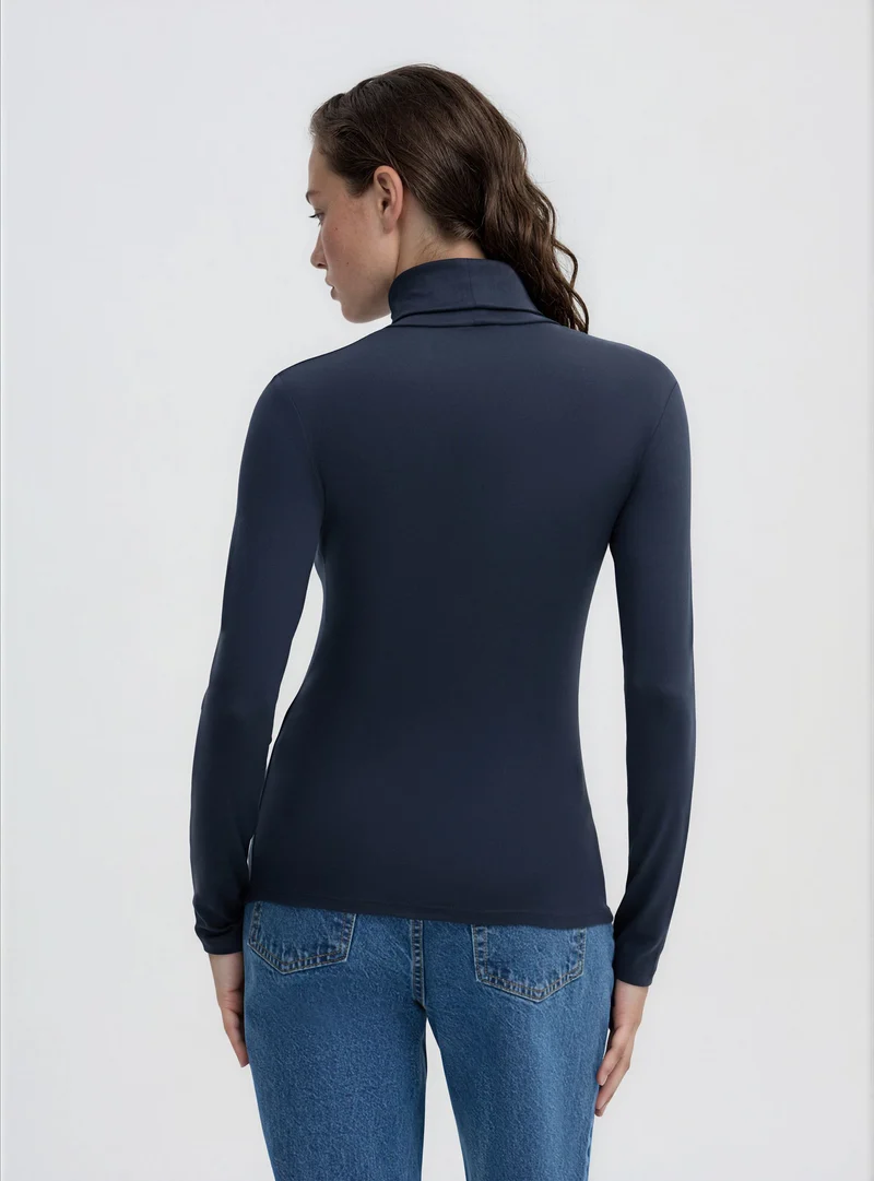T-shirt a maniche lunghe con collo alto