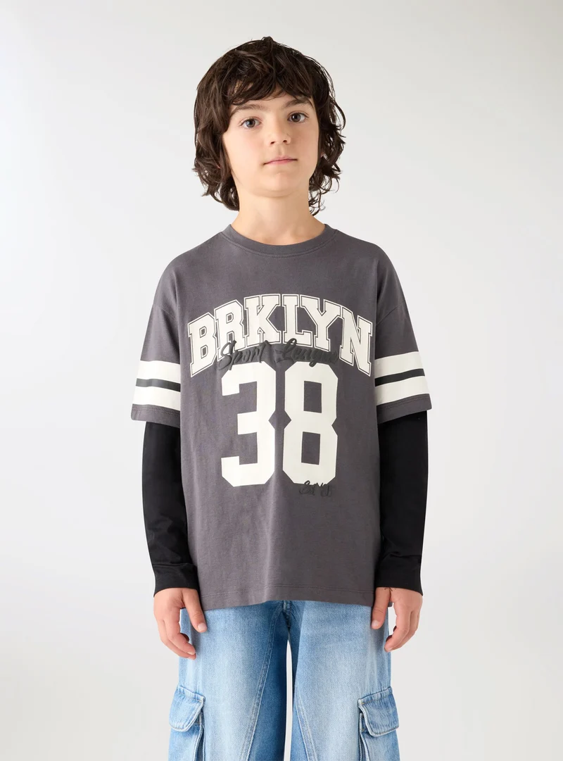 T-shirt con stampa sportiva