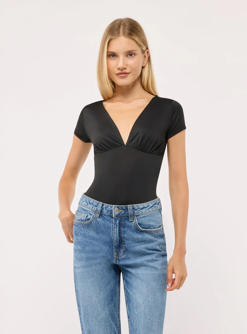 Body con scollo profondo e maniche corte