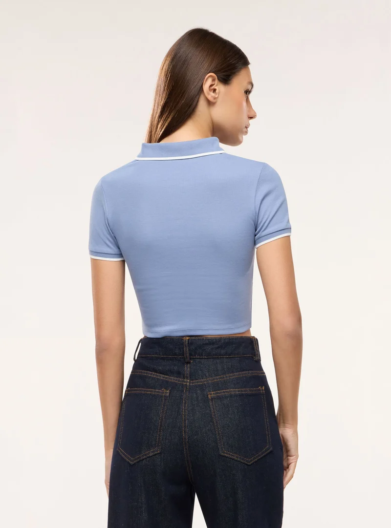 T-shirt con colletto polo e ricamo college