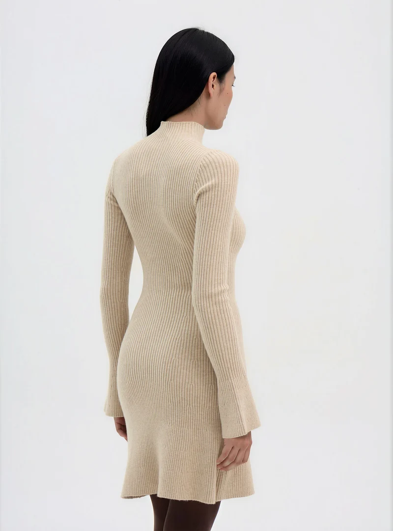 Vestito svasato a coste con collo lupetto
