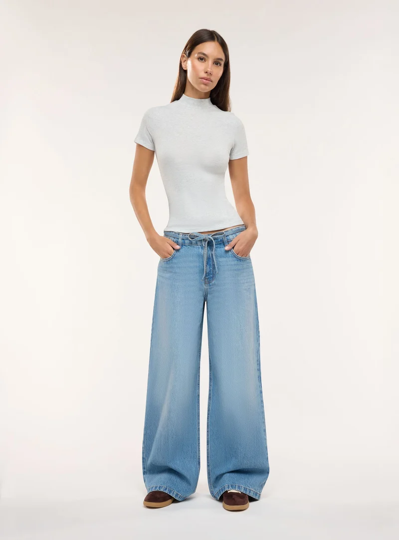 T-shirt a coste con collo lupetto