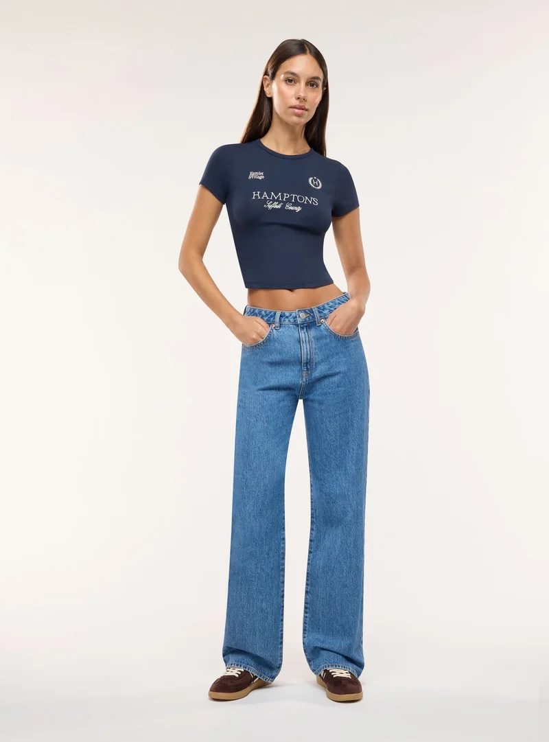 T-shirt crop con stampa college