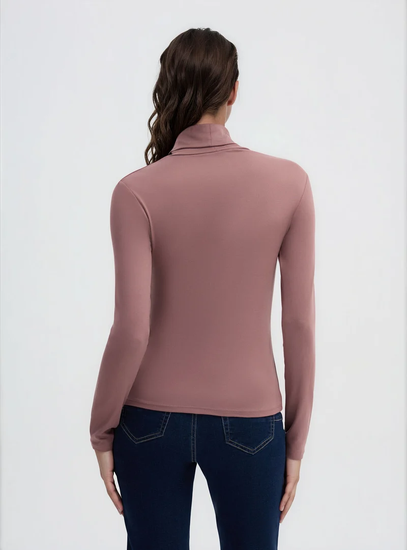 T-shirt a maniche lunghe con collo alto