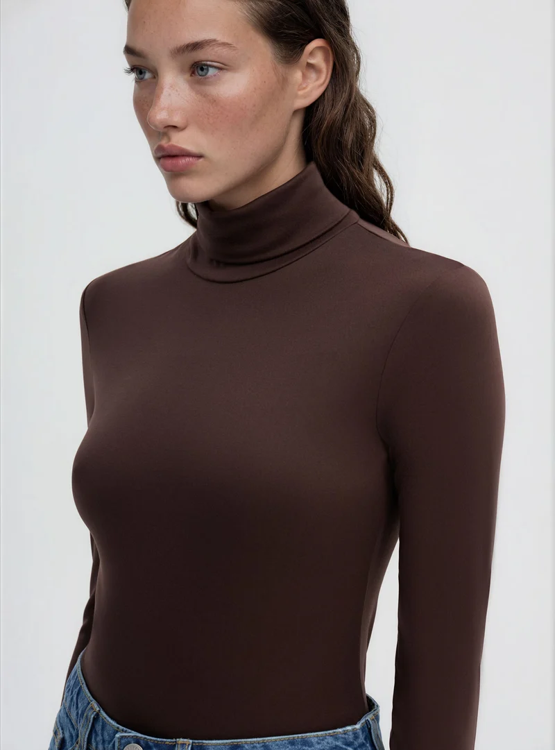 T-shirt a maniche lunghe con collo alto