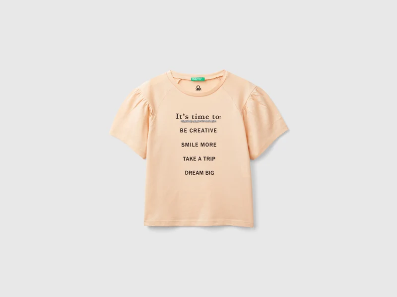T-shirt con stampa e applicazione