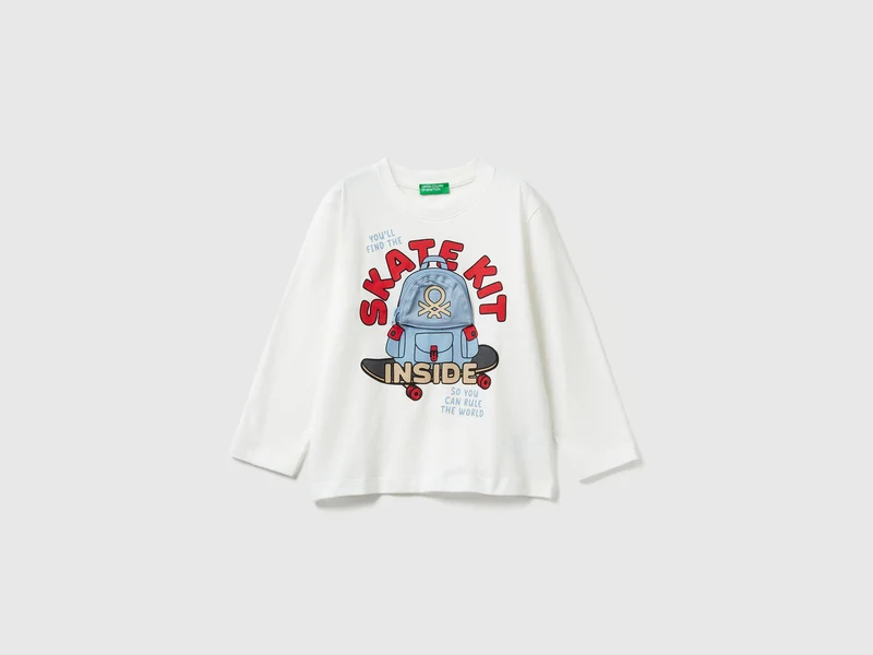 T-shirt con stampa e applicazione