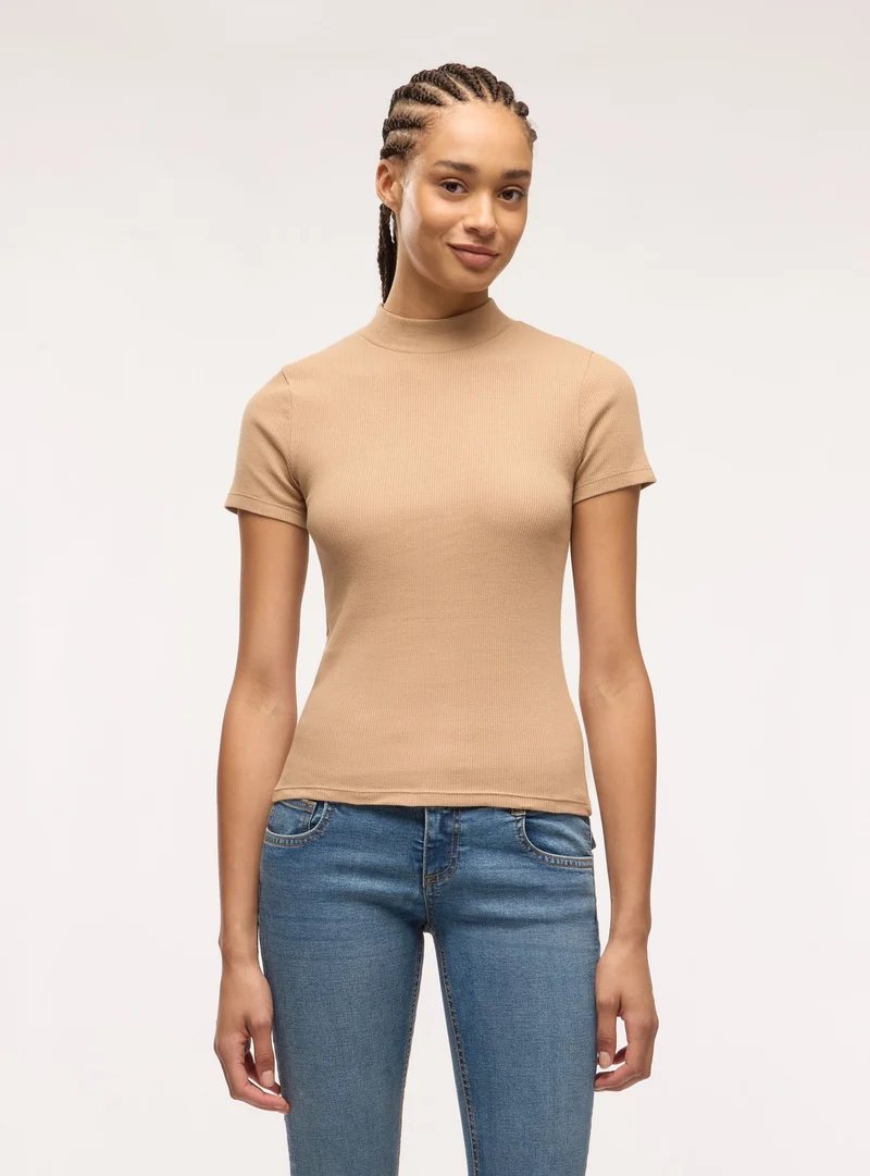 T-shirt a costine con collo lupetto