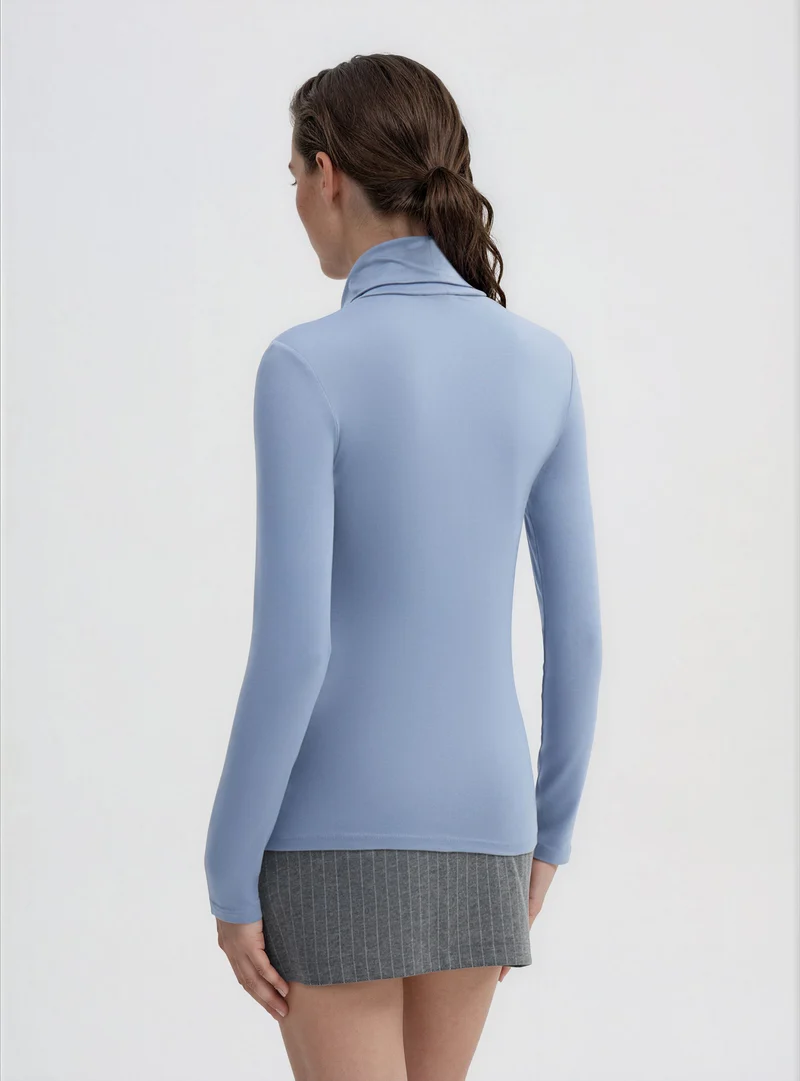 T-shirt a maniche lunghe con collo alto