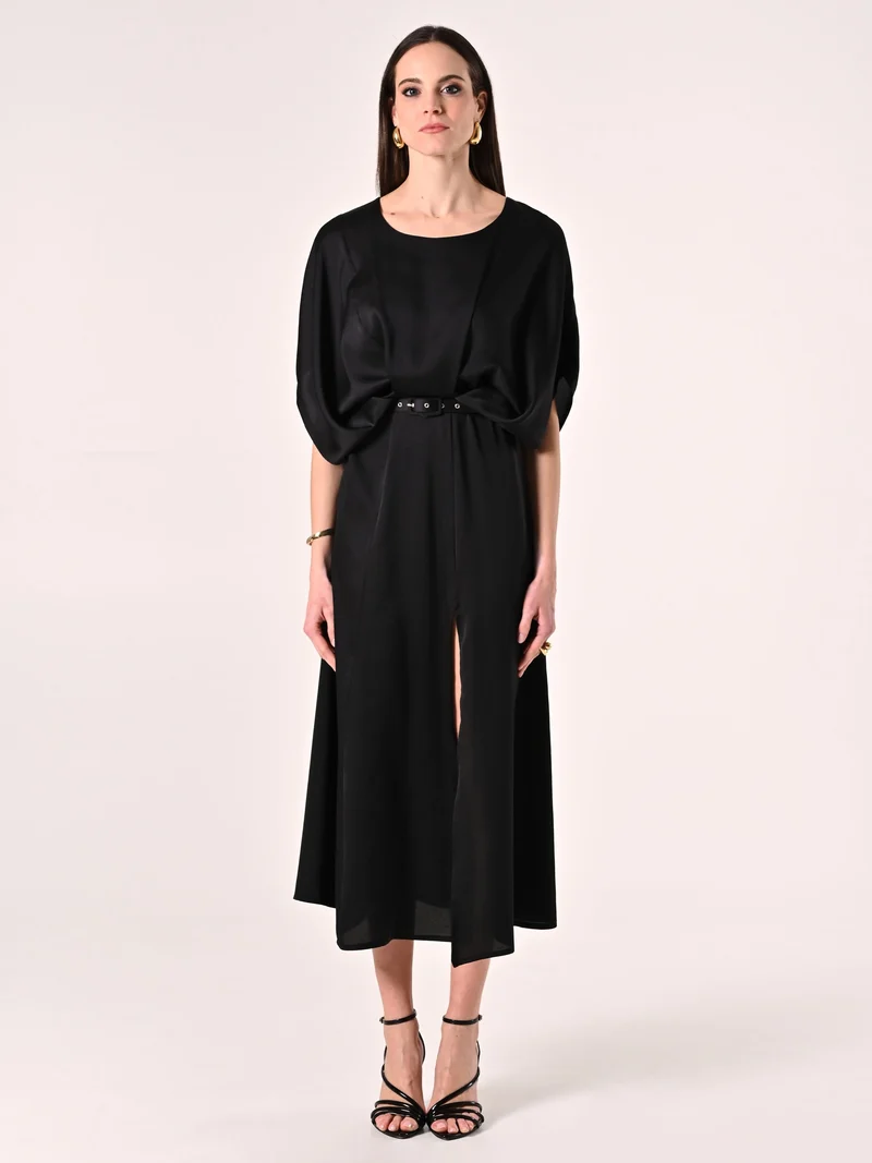 Abito Nero con Maniche Kimono