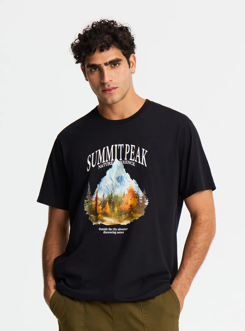 T-shirt con stampa montagna