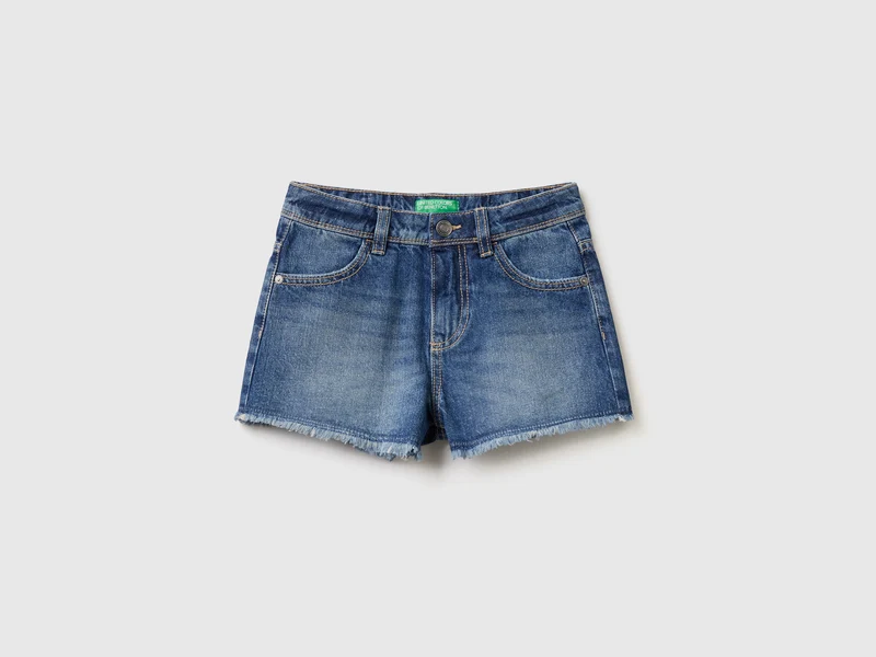 Shorts di jeans sfrangiati