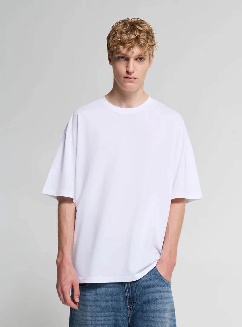 T-shirt over a tinta unita