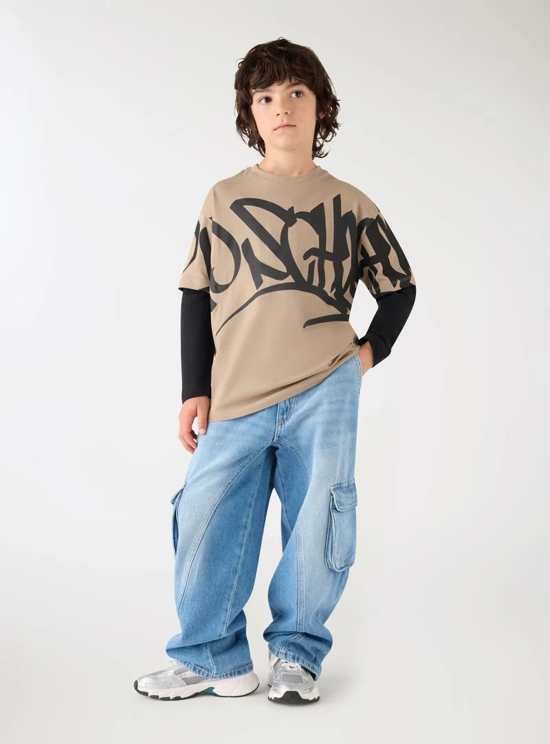 T-shirt con stampa graffiti