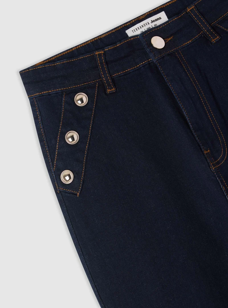 Jeans flare con bottoni decorativi
