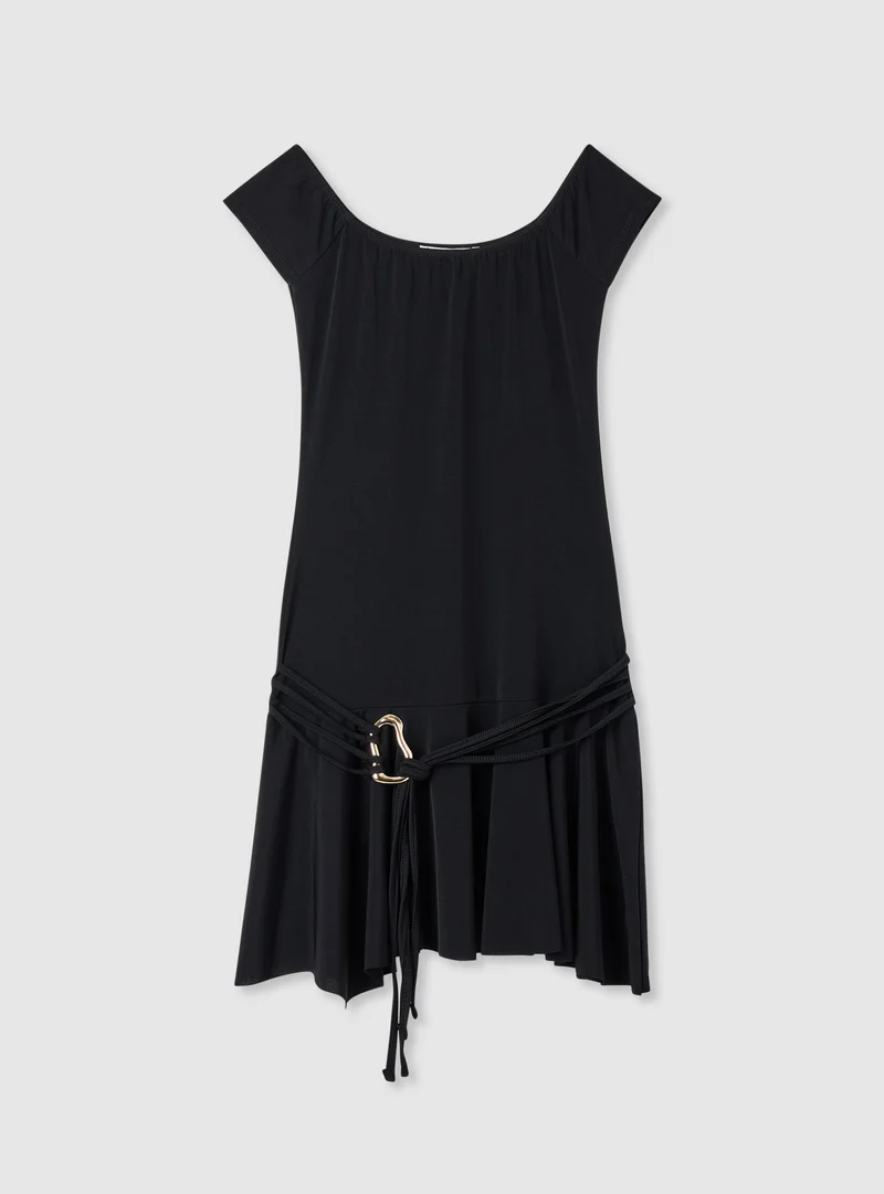 Vestito corto con spalle scoperte e cintura