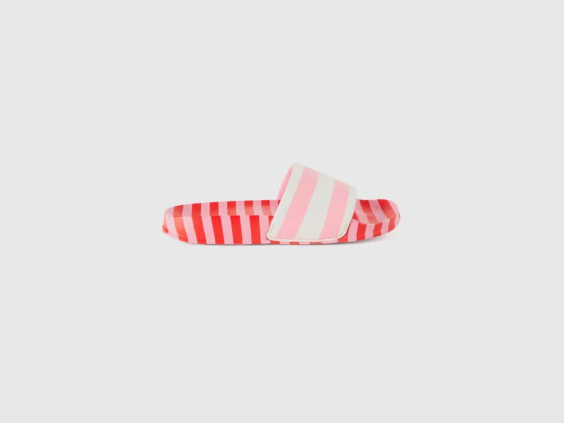 Ciabatte a righe rosa, rosse e bianche