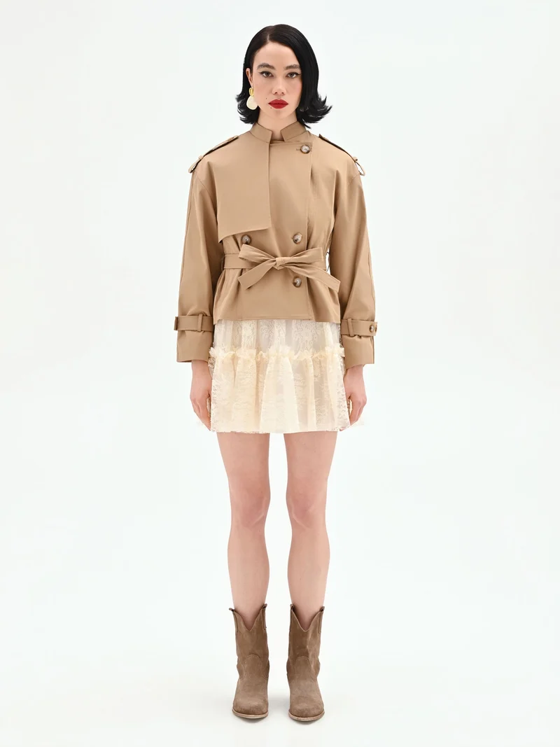 Trench corto over beige