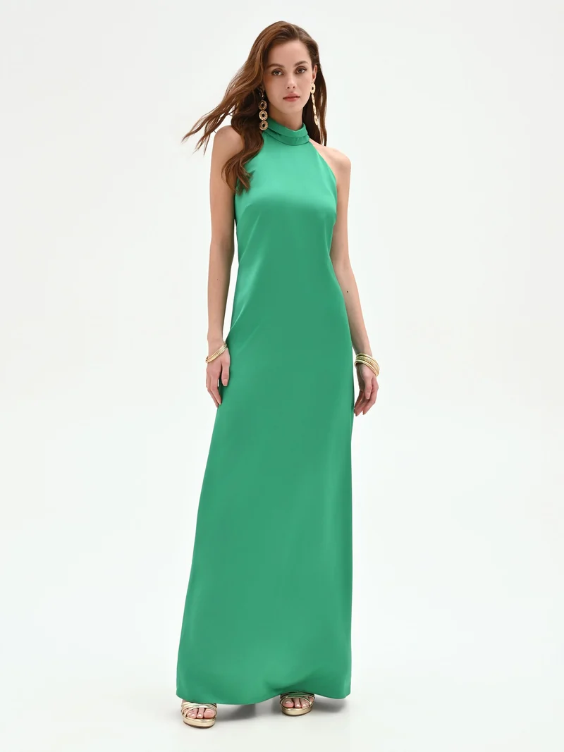Abito lungo in raso verde con scollo halter