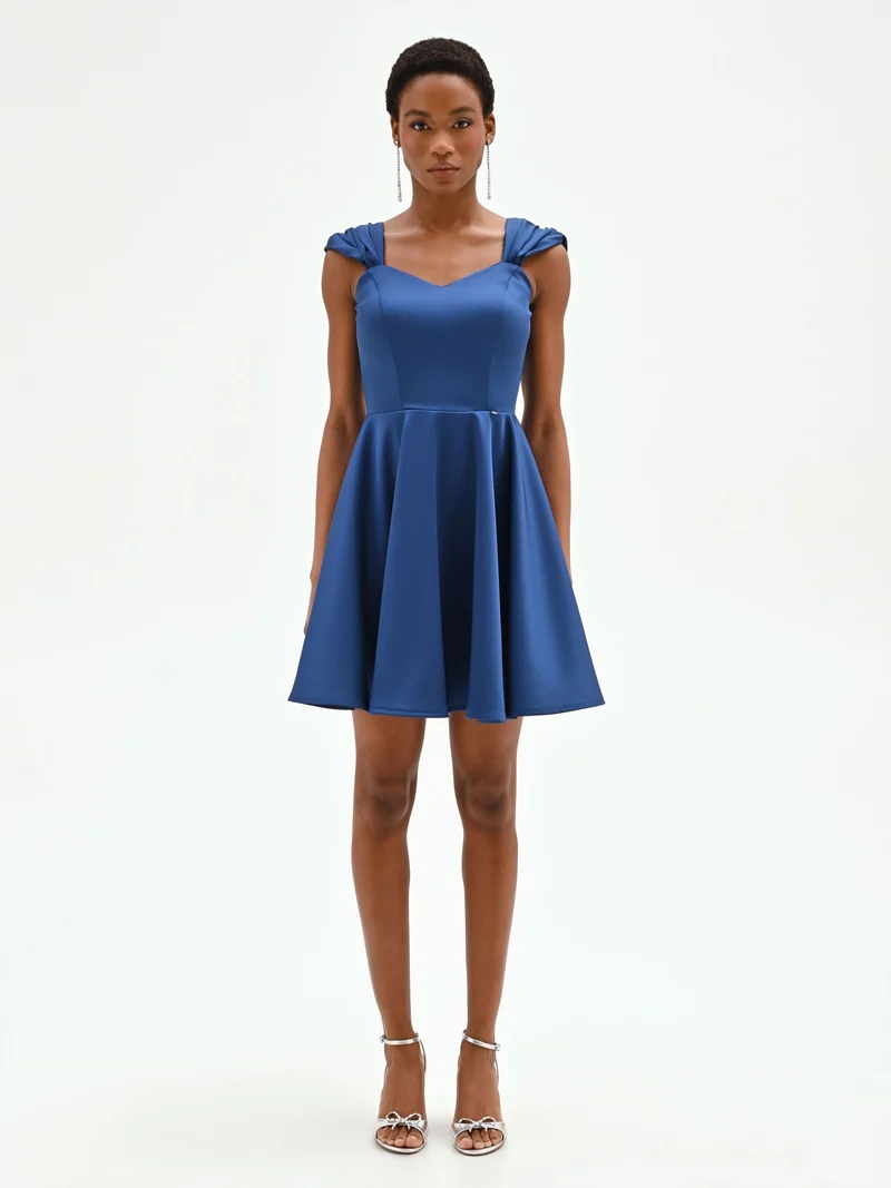 Abito corto blu brillante con scollo a cuore