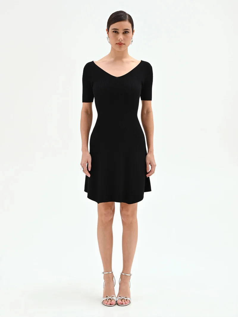 Abito nero in maglia a costine