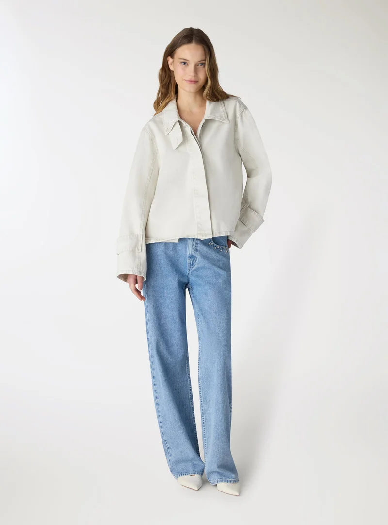 Giacca denim con collo ampio e bottoni nascosti