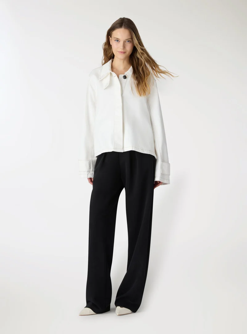 Giacca denim con collo ampio e bottoni nascosti