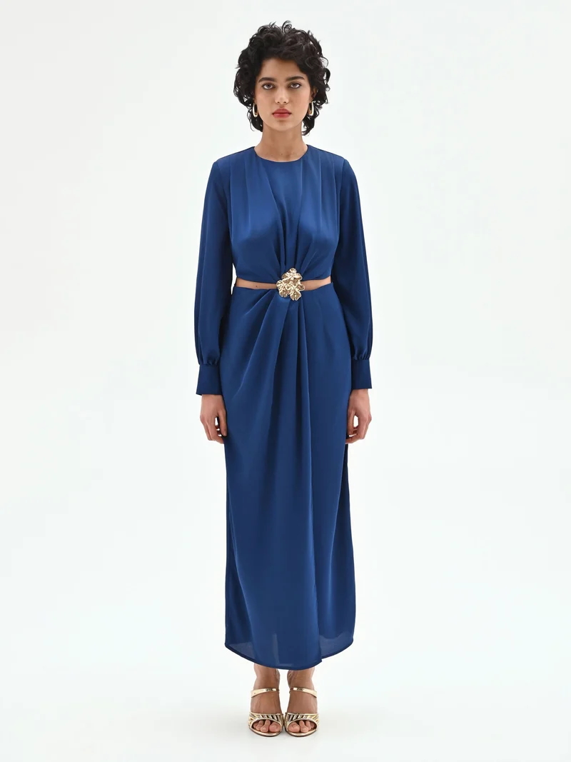 Abito lungo blu brillante con cut-out e applicazione gioiello
