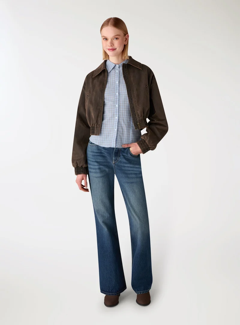 Bomber crop in denim lavato a tinta unita