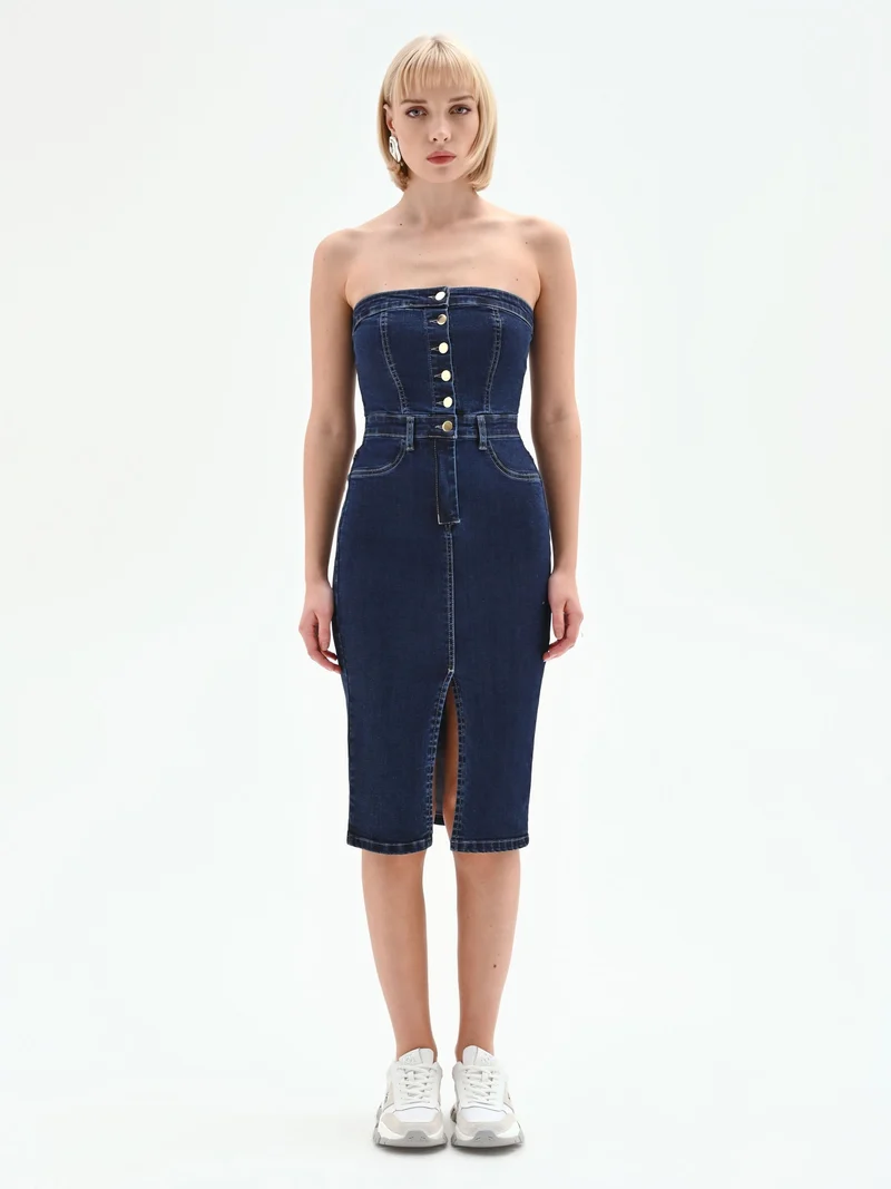 Abito a tubino in denim blu navy con bottoni dorati