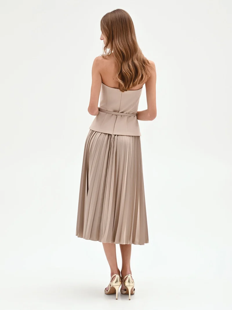 Abito tortora con top bustier e gonna plissé
