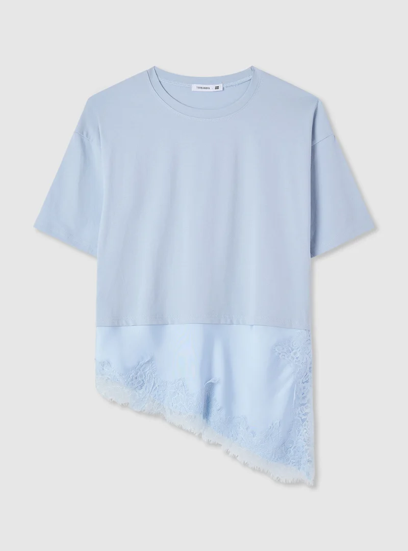 T-shirt con fondo asimmetrico e inserti in pizzo