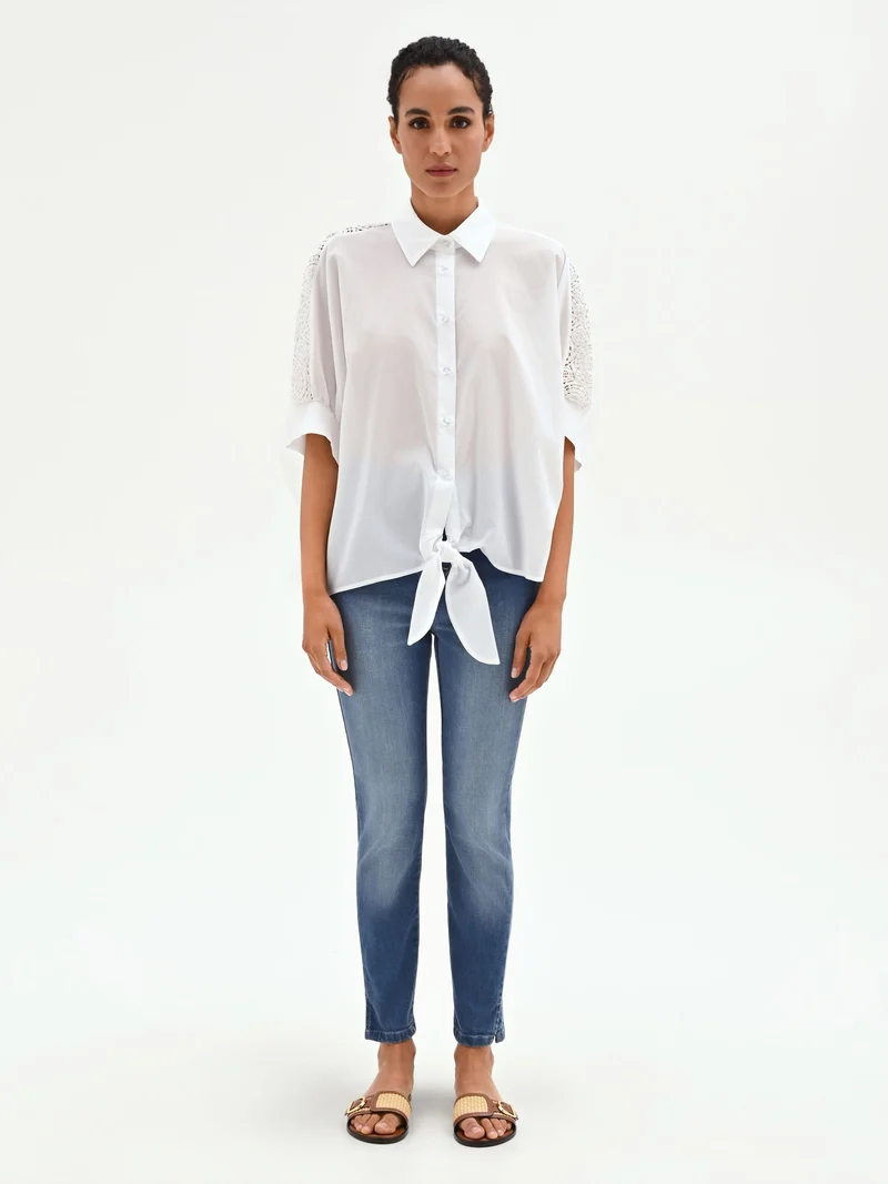 Camicia bianca e inserti in pizzo in cotone