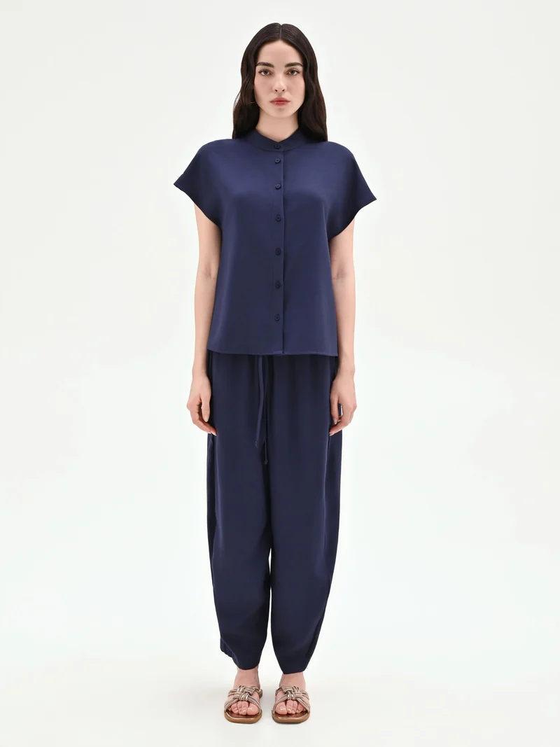 Camicia blu navy con colletto alla coreana