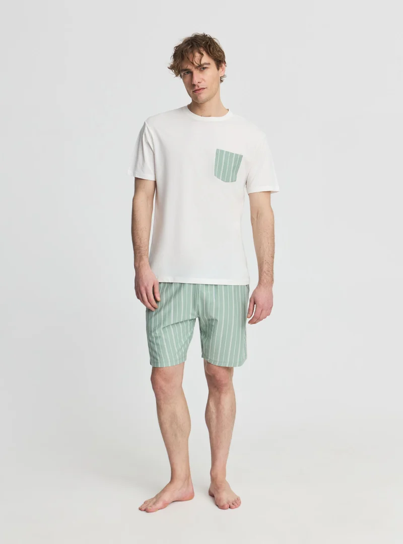 Set pigiama con t-shirt e bermuda a righe