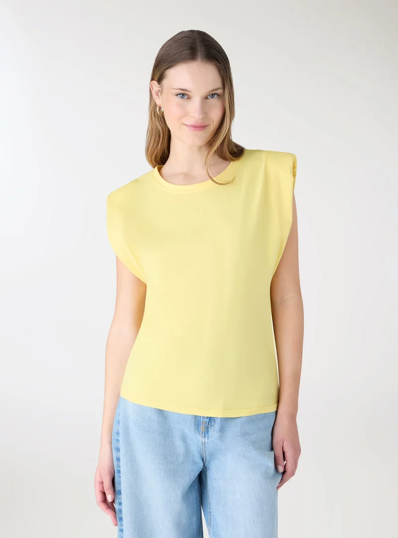 T-shirt smanicata con spalle strutturate