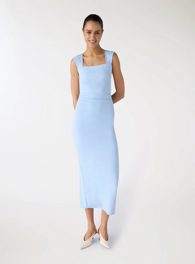Vestito lungo con scollo quadrato e arricciature
