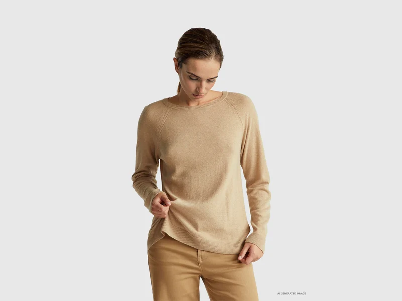 Maglia girocollo beige in misto lana e cashmere