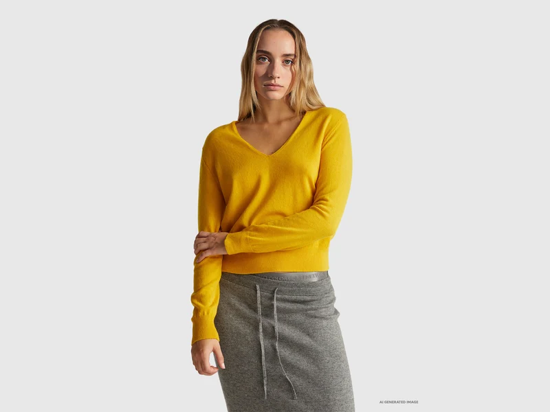 Maglione giallo ocra con scollo a V in pura lana Merino