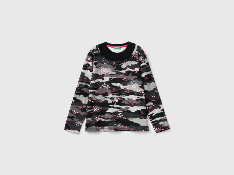 T-shirt camouflage con dettagli fluo