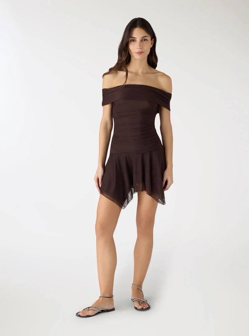 Vestito con spalle scoperte e arricciature in tulle