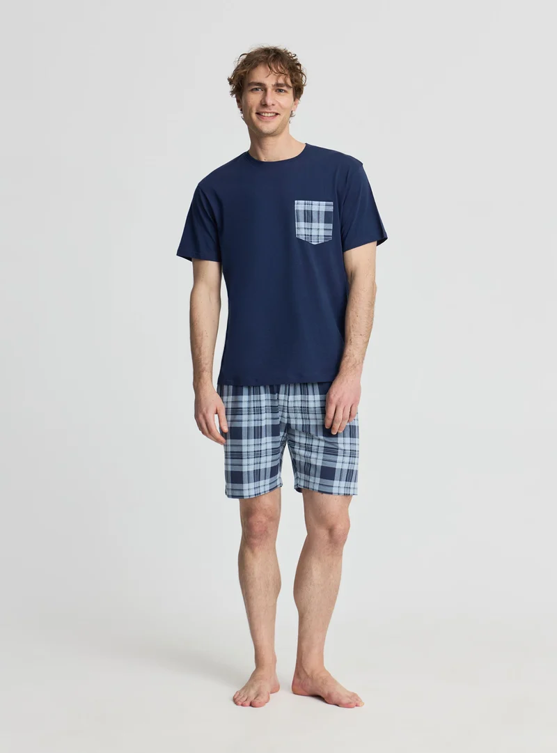 Set pigiama con t-shirt e bermuda a quadri