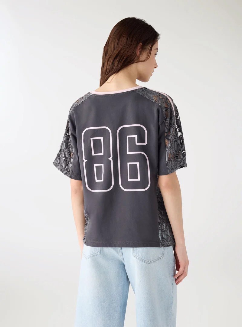 T-shirt con stampa lettering e inserti in pizzo