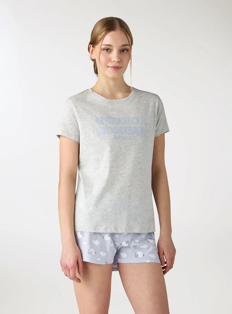 Set pigiama con t-shirt con scritta e pantaloncini fantasia