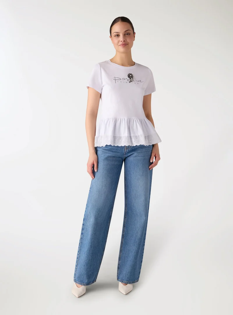 T-shirt con stampa e balza in sangallo